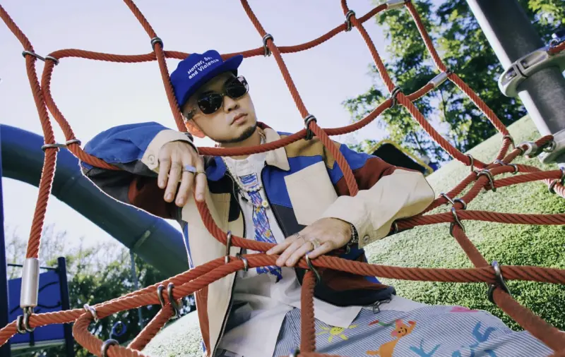 ▲《大嘻哈》歌手韓森（如圖）痛訴老婆陳思安去年8月外遇，但他去年10月仍敬業登上廣播金鐘頒獎典禮舞台演出，甚至發文恭賀太太奪獎，讓粉絲感嘆太會忍。（圖／翻攝自韓森臉書）