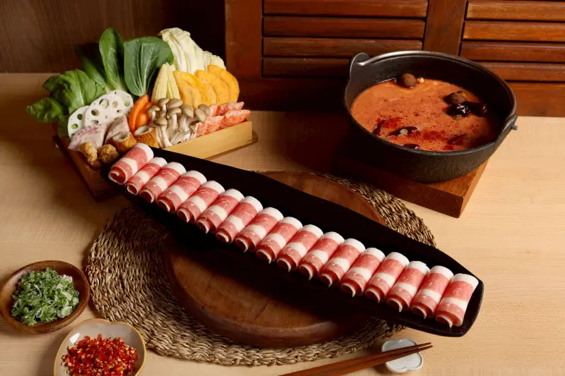    ▲築間鍋物改版菜單的個人套餐新增「主餐雙拼盛合」，回應「想一次吃到2種主餐」的需求。（圖／築間餐飲集團提供）  