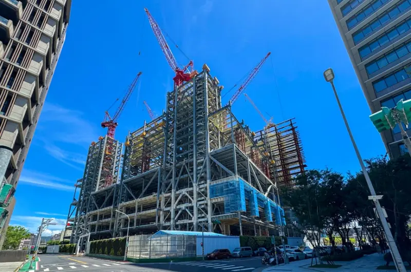 ▲國產建材集團南港大型開發案，近期因為AI巨擎輝達研發中心進駐正對面的潤泰玉成大樓（右），龐大潛在開發價值成為市場熱門話題。（圖／國產建材集團提供）