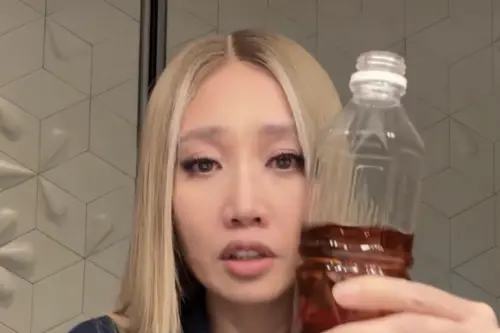 A-Lin出道簽唱會僅3人！直播感動哭　突喝「咖啡色飲料」粉絲笑瘋
