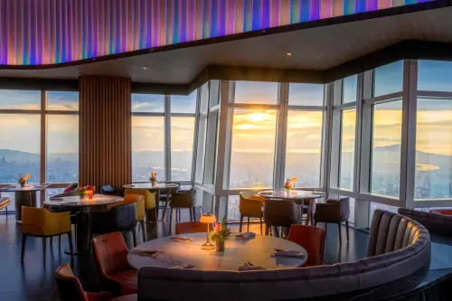 ▲饗 A Joy坐擁台北101高空美景，窗邊日落時刻很迷人。（圖／饗賓集團feastogether.com.tw）