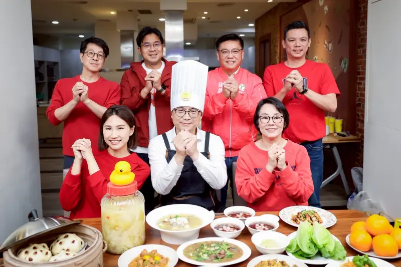 ▲ 農曆年前夕，高雄市長參選人賴瑞隆與六位市議員參選人化身港都大廚合拍全新系列影片《港都大廚｜在地高雄味大會師》。（圖／高雄市長參選人賴瑞隆辦公室提供）