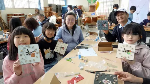 ▲「木作森活」帶領孩子手作「森活時刻」，DIY專屬時鐘，體驗木藝的樂趣。（圖／歐德提供）