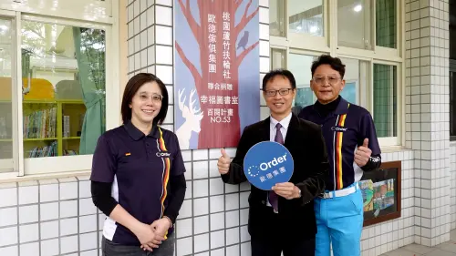 ▲百閱公益頂社國小幸福圖書室，由校長孫俊國(中)、歐德集團總經理吳添源(右)、副總經理劉妙萍(左)共同揭牌啟用。（圖／歐德提供）