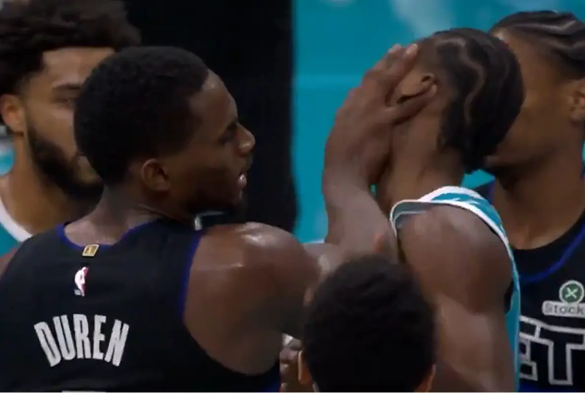 ▲活塞中鋒杜倫（Jalen Duren）掌摑迪亞巴特（Moussa Diabate），成為引爆兩隊火藥庫的引信。（圖／翻攝自ESPN影片）
