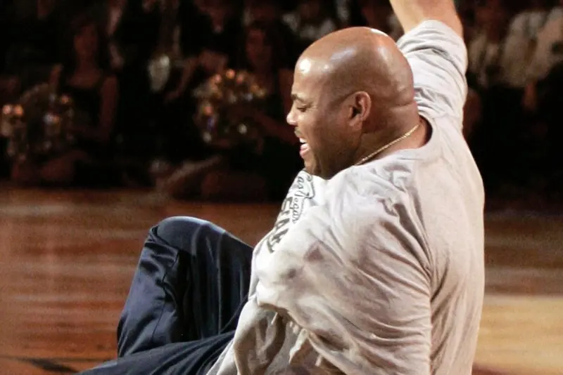 ▲當年43歲的「惡漢」巴克利（Charles Barkley）公然挑釁當時已經67歲的傳奇裁判巴維塔（Dick Bavetta），這場跨越職業身分的對決，至今仍是球迷心中最難忘的經典畫面。（圖／路透社／達志影像）