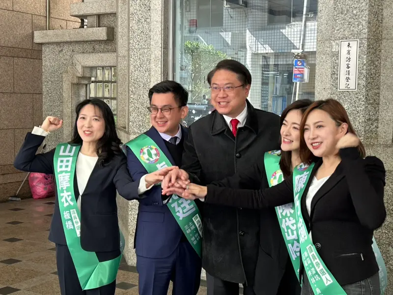 ▲林右昌上午陪同「新新板土」連線議員前往黨部登記。（圖／林右昌辦公室提供）