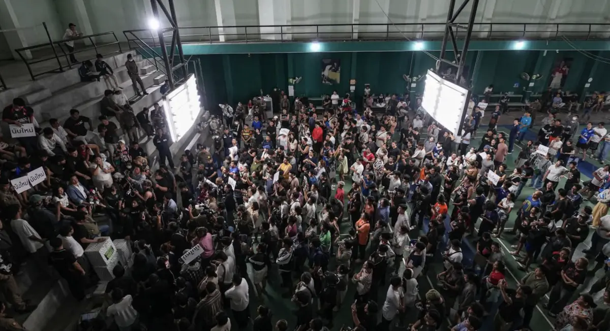 ▲春武里府第一選區投票所昨夜湧入大量民眾，遲遲不肯散去，現場氣氛緊繃，民眾高喊要求重新計票。（圖／翻攝自泰國公視）