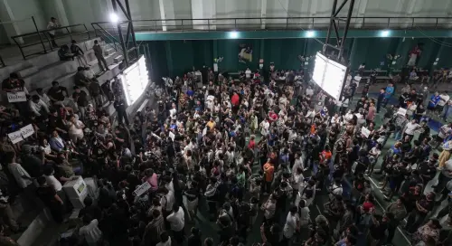 泰國大選爆計票爭議！春武里民眾守投票所　孔敬府票數異常掀質疑
