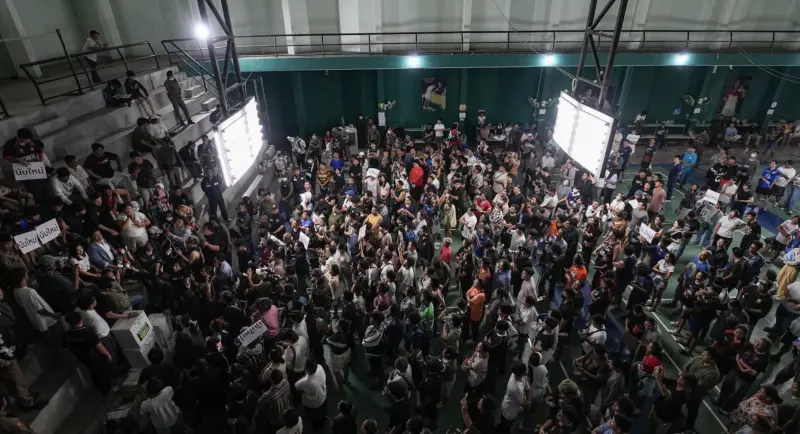 ▲春武里府第一選區投票所昨夜湧入大量民眾，遲遲不肯散去，現場氣氛緊繃，民眾高喊要求重新計票。（圖／翻攝自泰國公視）