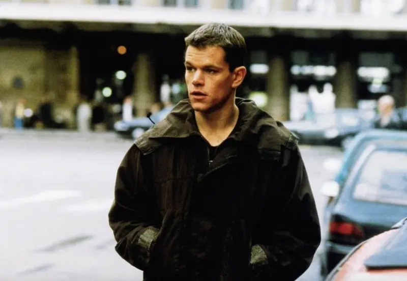 ▲麥特戴蒙主演《神鬼認證》曾被各方懷疑、險遭換角，片子上映卻成功改變銀幕形象，由哈佛才子變硬派殺手，隨著片子在美熱賣，來台宣傳時也掀起追星熱潮，成為2002年（農曆馬年）全年度在台灣話題最熱烈的好萊塢紅星之一。（圖／摘自IMDb）