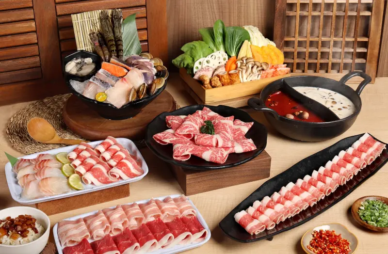 ▲築間16年來最大菜單改版降價！今起最便宜380元起、最多降價50元，首度推出個人鴛鴦鍋、可搭配海陸雙拼主餐。官方證實：「牛肉、豬肉更換新品種」，蔬食自助吧吃到飽確定保留。（圖／築間集團jhujian.com.tw）