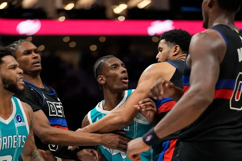 ▲事發於第三節中段，當時活塞以70：62領先。黃蜂隊迪亞巴特（Moussa Diabate）在防守時對杜倫（Jalen Duren）凶狠犯規，隨後兩人發生口角。（圖／路透／達志影像）