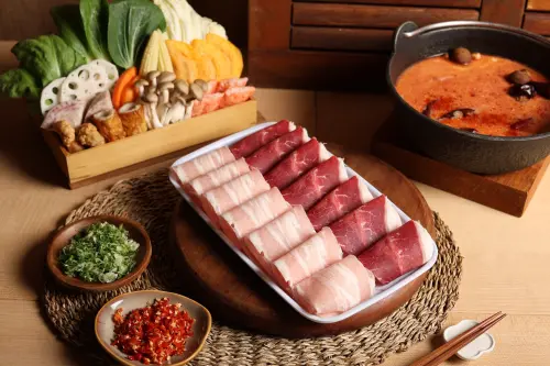 ▲築間16年來最大菜單改版！今380元起開鍋，新增個人鴛鴦鍋、個人海陸雙拼主餐等選擇。（圖／築間集團jhujian.com.tw）