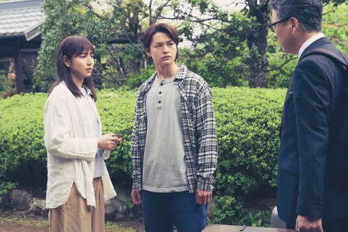 ▲《鬼娃娃》中，長澤雅美（左）因為痛失女兒，把撿到的娃娃當孩子疼。（圖／華映）