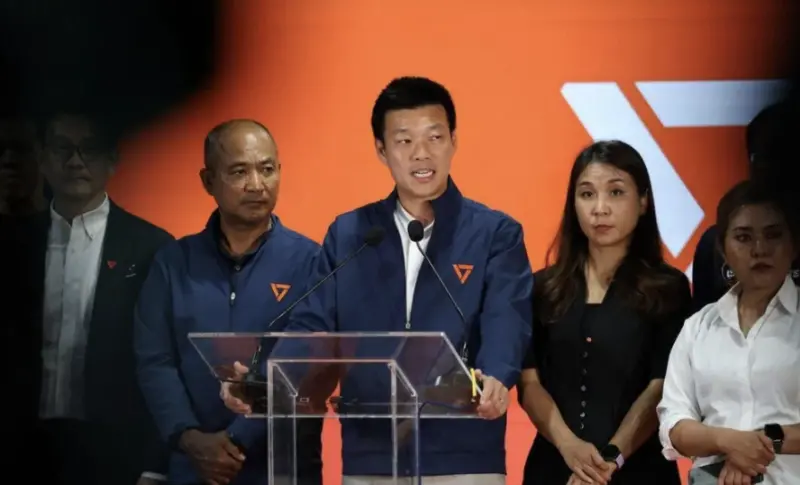 ▲泰國人民黨黨魁納塔蓬（Natthaphong Ruengpanyawut）與其餘43名前進黨議員，面臨反貪會移送最高法院裁決，恐遭終身禁政。（圖／翻攝自彭博社）