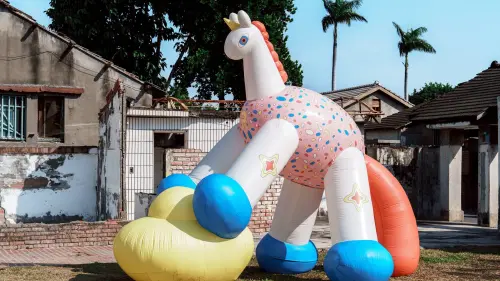 ▲鳳山黃埔新村《招財馬》馬背元寶象徵招財納福，傳遞整年財運祝賀。（圖／高市府文化局提供）