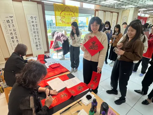 ▲台電屏東區處馬年迎春贈春聯活動，民眾排隊索取春聯。（圖／台電屏東區處提供）