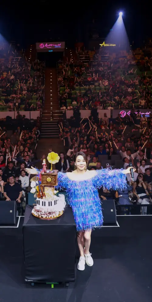▲辛曉琪（如圖）到馬來西亞開唱，適逢她生日前夕，粉絲特別做了翻糖蛋糕送她，當天她總計收到10顆蛋糕。（圖／雲凱娛樂提供）