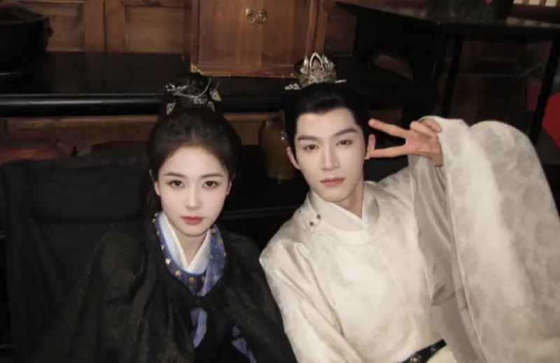 ▲白鹿（左）和王星越新戲《唐宮奇案之青霧風鳴》登上Netflix熱播冠軍，兩人第4度合作，卻是首次組CP。（圖／翻攝自微博）