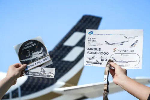 ▲首航旅客專屬紀念好禮，包括Airbus限量飄帶、識別證帶及 A350-1000 紀念貼紙。（圖／星宇航空提供）