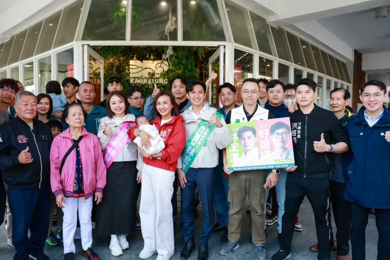 ▲ 林浤澤、林慧欣在立委邱議瑩陪同下登記初選，也感謝特地陪同登記的青年里長、青創夥伴。（圖／立委邱議瑩辦公室提供）