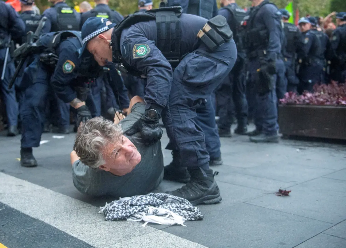 ▲因不滿以色列總統到訪澳洲，雪梨、墨爾本等大城市，都有聲援巴勒斯坦的民眾上街示威，並與警方肢體衝突。（圖／路透／達志影像）