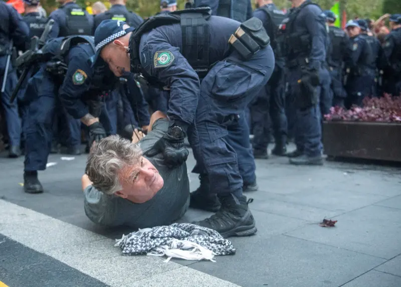 ▲因不滿以色列總統到訪澳洲，雪梨、墨爾本等大城市，都有聲援巴勒斯坦的民眾上街示威，並與警方肢體衝突。（圖／路透／達志影像）