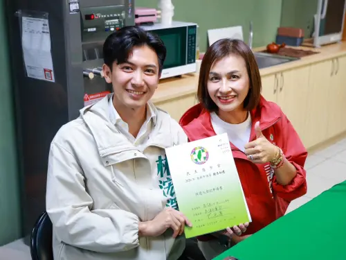 ▲ 邱議瑩說，林浤澤是道明中學學弟，曾任台中市議員江肇國辦公室主任，也在前鎮明孝里擔任里長，地方非常肯定，也鼓勵林浤澤做出更多貢獻。（圖／立委邱議瑩辦公室提供）