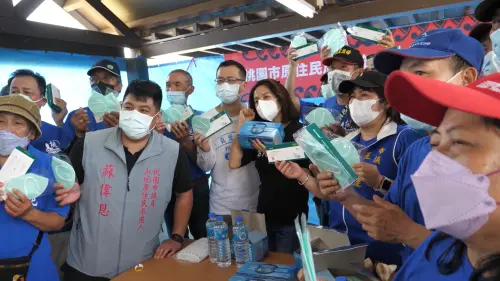 獨／高金素梅自曝罪證？親送中製快篩畫面曝光　羅智強陪同
