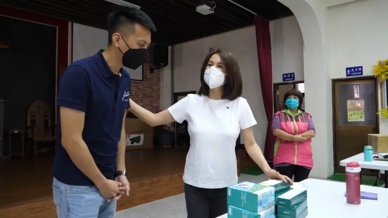    ▲高金素梅在疫情期間發起「人間有情社會有愛」活動，募集口罩及快篩試劑，轉送給原鄉地區民眾。（圖／翻攝高金素梅Youtube頻道）  