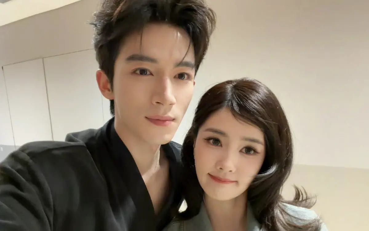 ▲王星越（左）和白鹿合作《唐宮奇案之青霧風鳴》，合作第4次終於爬上男一的位置，私下兩人情同姐弟，王星越還自稱是白鹿的婚前財產。（圖／翻攝自微博@王星越）