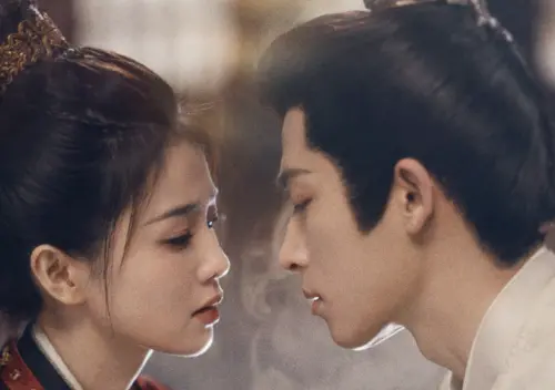 ▲白鹿（左）和王星越在劇中被下迷藥，互動曖昧。（圖／翻攝自微博@王星越）