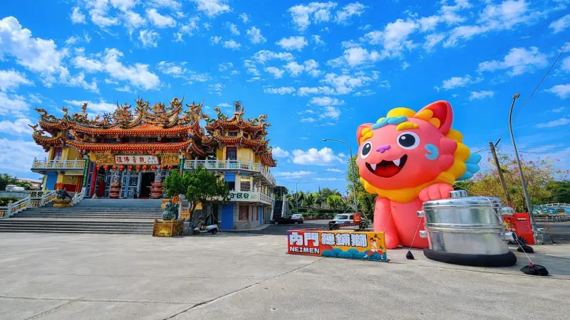 ▲內門區公所結合回娘家的年節習俗、在地總舖師料理精神設計，首次亮相的大型氣偶裝置《總鋪獅》。（圖／翻攝畫面）