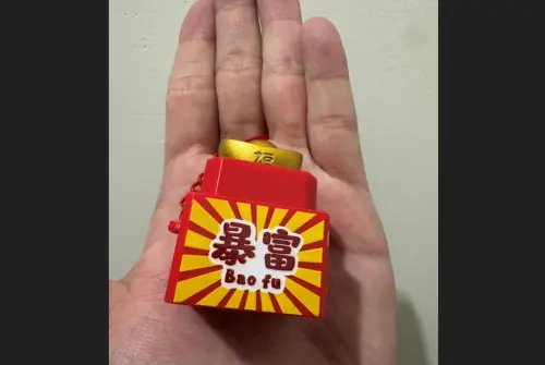 羅東夜市「暴富」吊飾助攻！2男邊刮邊做這件事　幸運刮中百萬
