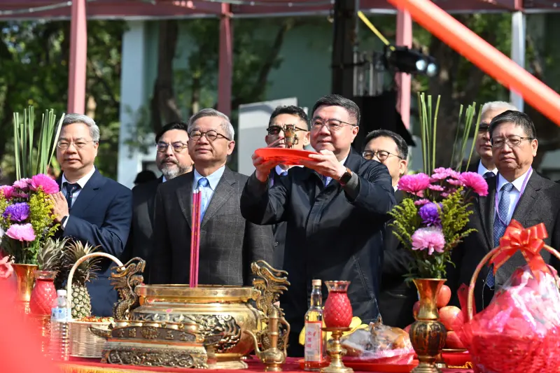 ▲經濟部「先進半導體研發基地」今（10）日於工研院中興院區舉行動土典禮，產官研代表皆踴躍出席致賀，展現從中央到地方對基地開發的高度期待。前排左起為經濟部長龔明鑫、國科會主委吳誠文、行政院長卓榮泰、新竹縣長楊文科。（圖／工研院提供）