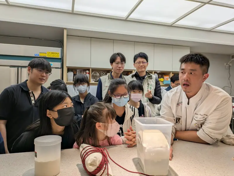▲台南市政府邀請弱勢兒少品嘗榮獲 2025 世界盃聖誕麵包大賽世界總冠軍的特色麵包。（圖／台南市政府提供）