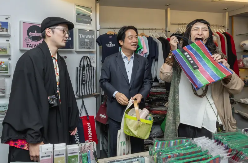    ▲賴清德日前邀請日本大胃王女星Angela佐藤與日本 YouTuber Iku老師共同開箱總統府。（圖／總統府提供）  