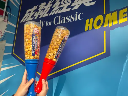 ▲紅、藍雙色的「加油棒造型爆米花」，每支售價188元。（圖／記者鍾怡婷攝）