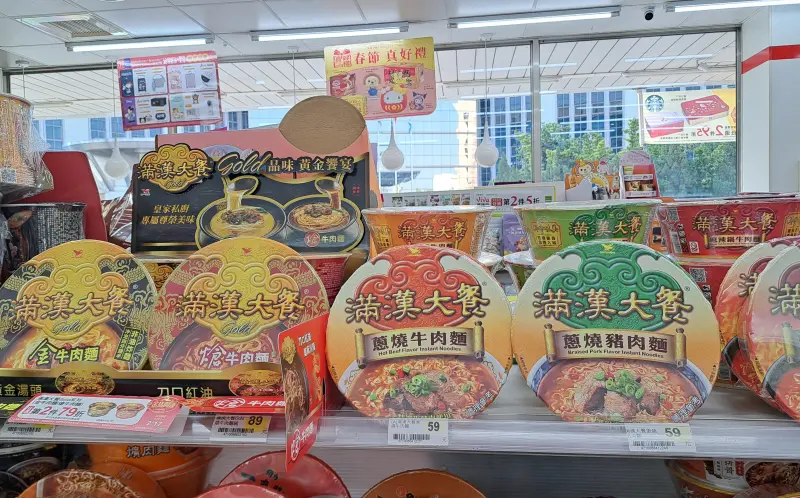 ▲近期來台的知名韓國女團也被推薦必吃滿漢大餐泡麵，再次掀起搶購熱潮。