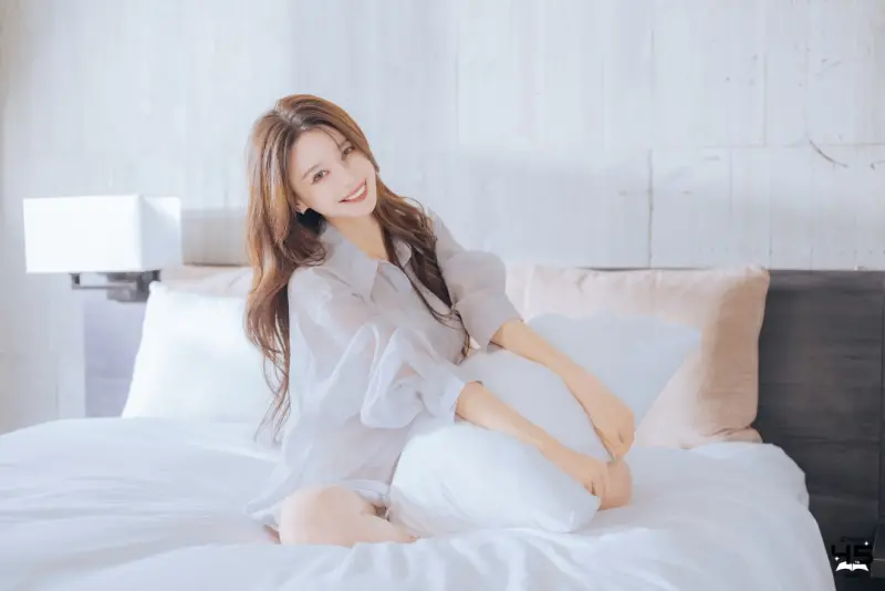 ▲李雅英將推出在台首本寫真集，收錄穿男友襯衫露雪白玉腿、著挖洞洋裝等美照。（圖／尖端出版社提供）