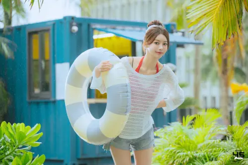 ▲李雅英在寫真集內嘗試泳裝造型，畫面沁人心脾。（圖／尖端出版社提供）