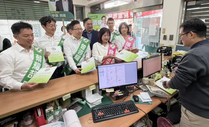 ▲王義川今天到台中，陪正國會團體「正派問政青年」辦理黨內登記。（圖／台中市議員張家銨提供，2026.02.10）
