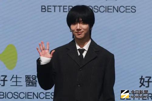 ▲藝聲（如圖）近期忙著巡演，透露平時維持體力的秘訣是持續補充維他命，直呼「我覺得我吃維他命次數比飯還多」。（圖／記者葉政勳攝影）