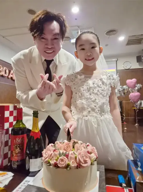 ▲康康（左）幫7歲女兒辦婚禮，為女兒留下紀念，很溫馨。（圖／康康提供）