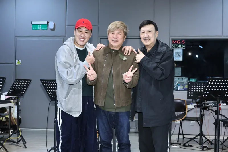 ▲余祥銓（左起）、胡瓜、余天今（10）日出席《鑽石舞台之夜》演唱會彩排記者會。關於外傳李亞萍失智，余天作為她的丈夫特別澄清，沒有失智，只是在家裡愛碎念。（圖／記者嚴俊強攝影）