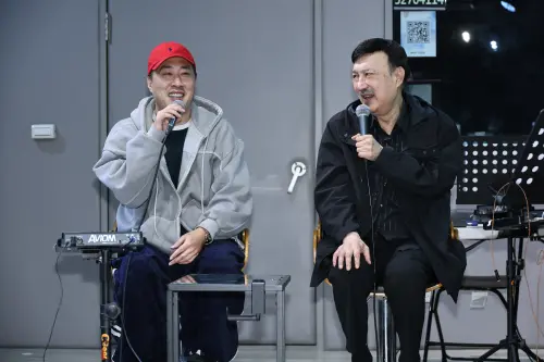 ▲余天（右）提及和李亞萍已是結婚快60年的夫妻，現在兩人分房睡。兒子余祥銓（左）補充，余天曾說過分開睡比較自在，不會有人唸他。（圖／記者嚴俊強攝影）