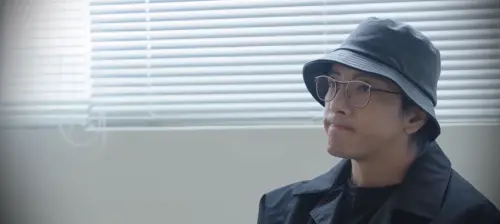 ▲▼坤達坦言來錄影時心情複雜，訪談期間，他數度停頓思索，眼眶含淚。（圖／又離題了YouTube）