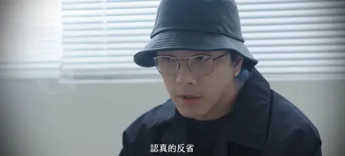 ▲▼坤達坦言來錄影時心情複雜，訪談期間，他數度停頓思索，眼眶含淚。（圖／又離題了YouTube）