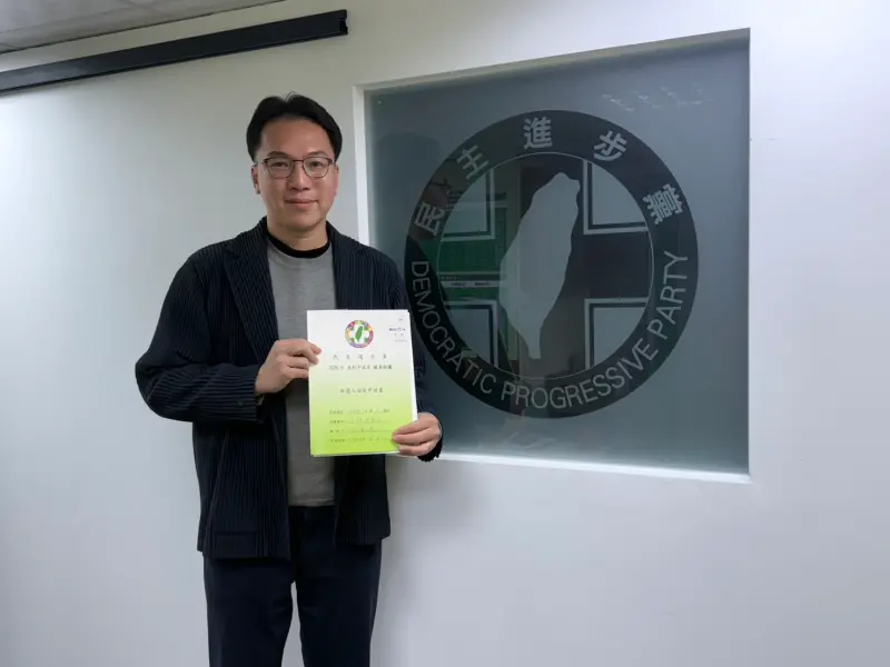 ▲ 高雄市議員林智鴻今正式赴黨部登記民進黨鳳山區議員初選，他以考試為喻，11月大選是四年一度的期末考，而3月議員初選更是不容忽視的期中考「一定要過關」，爭取選民唯一支持。（圖／高市議員林智鴻辦公室提供）